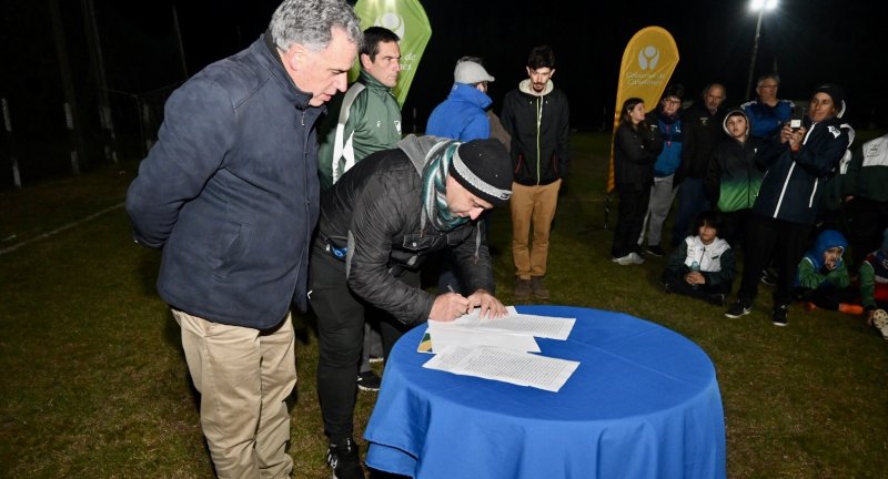 Firma de acuerdo entre la Intendencia de Canelones y el Club Atlético Cerrillos para iluminar la cancha de baby fútbol Firma de acuerdo entre la Intendencia de Canelones y el Club Atlético Cerrillos para iluminar la cancha de baby fútbol