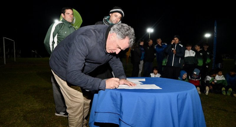 Firma de acuerdo entre la Intendencia de Canelones y el Club Atlético Cerrillos para iluminar la cancha de baby fútbol Firma de acuerdo entre la Intendencia de Canelones y el Club Atlético Cerrillos para iluminar la cancha de baby fútbol
