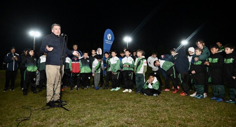 El Intendente de Canelones, Prof. Yamandú Orsi, en la firma de acuerdo entre la Intendencia de Canelones y el Club Atlético Cerrillos para iluminar la cancha de baby fútbol El Intendente de Canelones, Prof. Yamandú Orsi, en la firma de acuerdo entre la Intendencia de Canelones y el Club Atlético Cerrillos para iluminar la cancha de baby fútbol