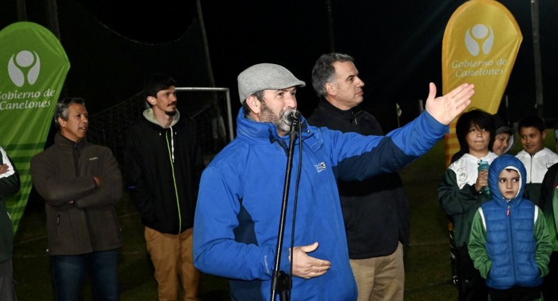 El Director de Deportes de la Intendencia, Luis De Melo, en la firma de acuerdo entre la Intendencia de Canelones y el Club Atlético Cerrillos para iluminar la cancha de baby fútbol El Director de Deportes de la Intendencia, Luis De Melo, en la firma de acuerdo entre la Intendencia de Canelones y el Club Atlético Cerrillos para iluminar la cancha de baby fútbol