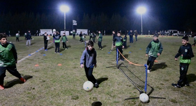 Gobierno de Canelones iluminó la cancha de Baby Fútbol del Club Atlético Cerrillos Gobierno de Canelones iluminó la cancha de Baby Fútbol del Club Atlético Cerrillos