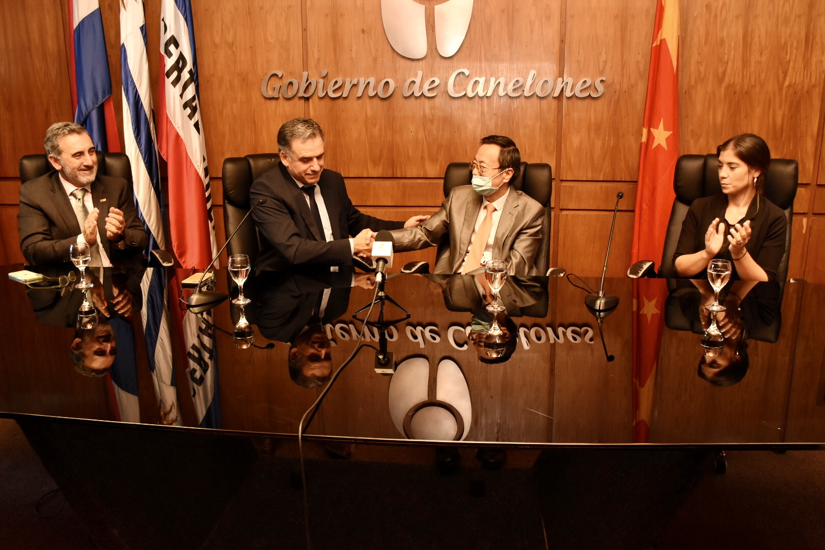 De izquierda a derecha: Director General de Relaciones Internacionales y Gobierno Abierto, Edison Lanza, Intendente de Canelones, Prof. Yamandú Orsi, Embajador de China en Uruguay, Wang Gang, y Coordinadora de Gabinete Productivo, Tania Yanes, en el acto protocolar del 30 aniversario del hermanamiento Shanxi – Canelones. De izquierda a derecha: Director General de Relaciones Internacionales y Gobierno Abierto, Edison Lanza, Intendente de Canelones, Prof. Yamandú Orsi, Embajador de China en Uruguay, Wang Gang, y Coordinadora de Gabinete Productivo, Tania Yanes, en el acto protocolar del 30 aniversario del hermanamiento Shanxi – Canelones.