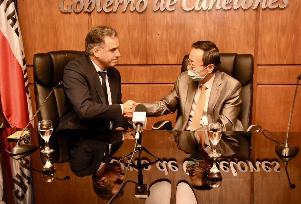 Intendente de Canelones, Prof. Yamandú Orsi, y Embajador de China en Uruguay, Wang Gang, en el acto protocolar del 30 aniversario del hermanamiento Shanxi – Canelones. Intendente de Canelones, Prof. Yamandú Orsi, y Embajador de China en Uruguay, Wang Gang, en el acto protocolar del 30 aniversario del hermanamiento Shanxi – Canelones.