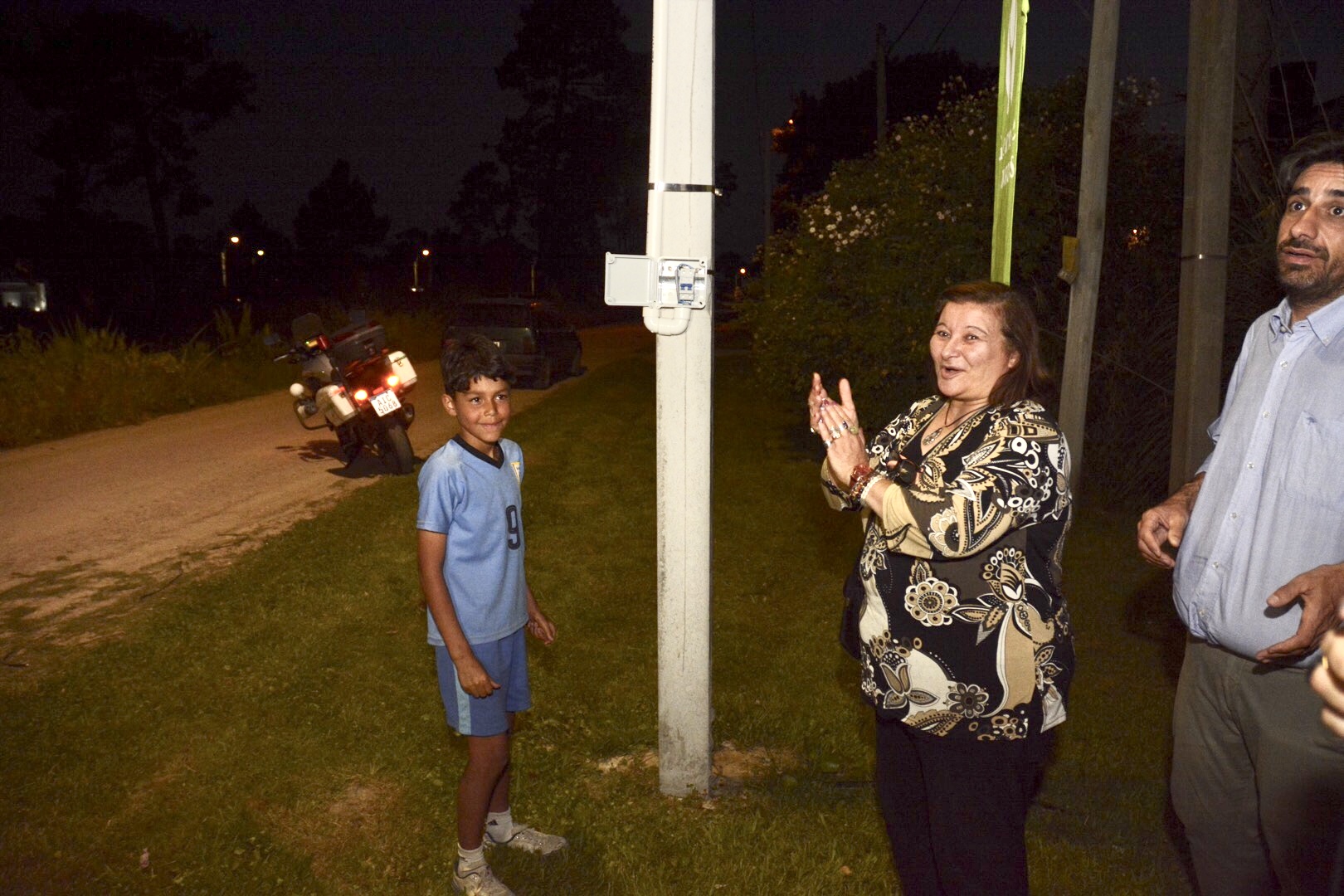 Intendente de Canelones en funciones, Marcelo Metediera, y Alacaldes de Ciudad de la Costa, Sonia Misirián,en inauguración de luminarias en El Pinar