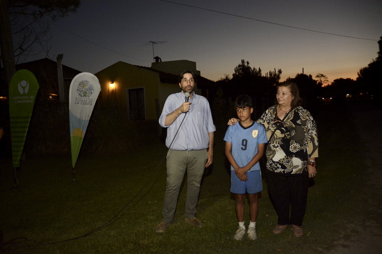 Intendente de Canelones en funciones, Marcelo Metediera, y Alacaldes de Ciudad de la Costa, Sonia Misirián,en inauguración de luminarias en El Pinar