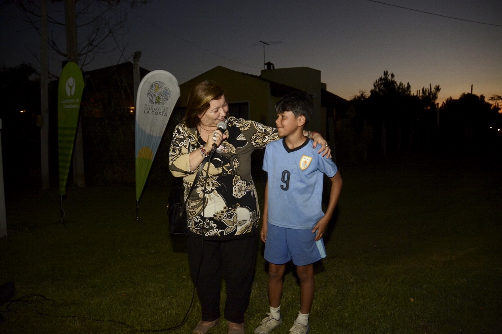 Alacaldes de Ciudad de la Costa, Sonia Misirián,en inauguración de luminarias en El Pinar