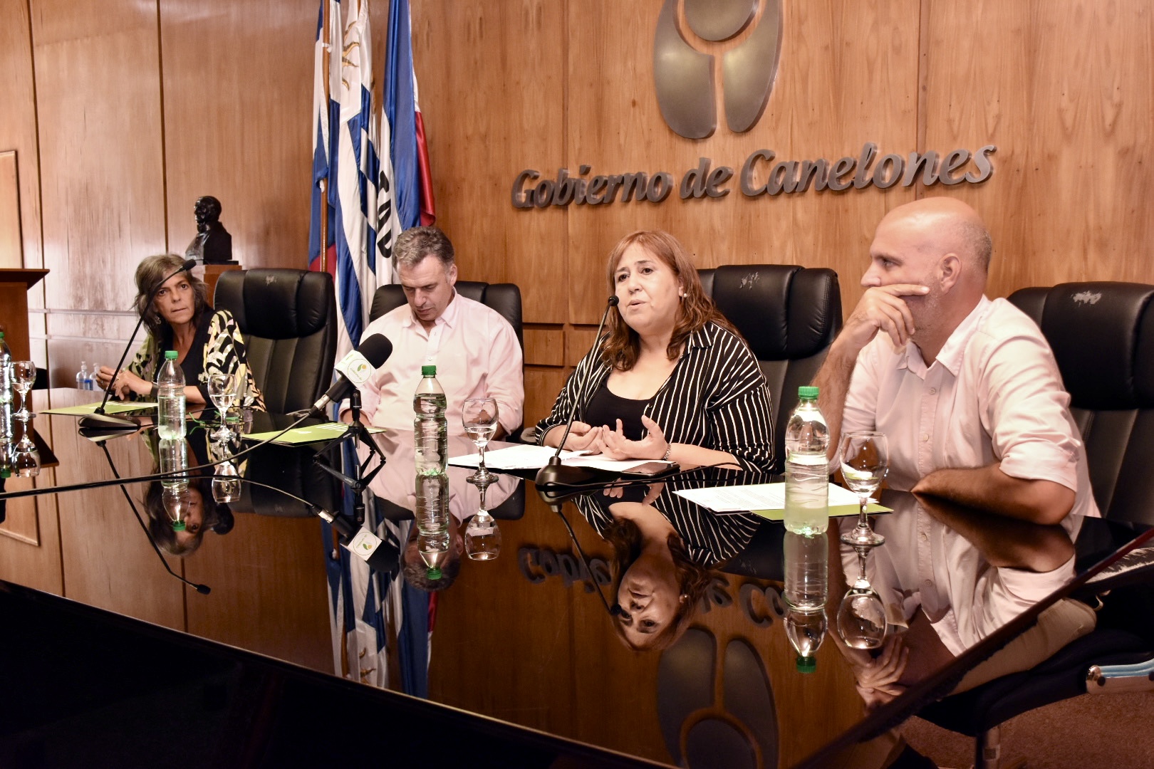 De izq. a der.: Pro Secretaria General del Gobierno de Canelones, Lic. Silvana Nieves, Intendente de Canelones, Prof. Yamandú Orsi, Directora de Salud, Lic. Aracelis Delgado, y el Secretario General, Dr. Esc. Francisco Legnani, en el lanzamiento del programa Canelones Salud Integral