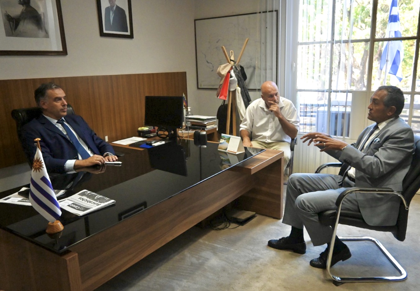 De izq. a der.: Intendente de Canelones, Prof. Yamandú Orsi, Secretario General de la Intendencia de Canelones, Dr. Esc. Francisco Legnani, y Embajador de Turquía en Uruguay, Hüseyin Müftüoğlu, en visita al departamento para fortalecer el vínculo de cooperación internacional