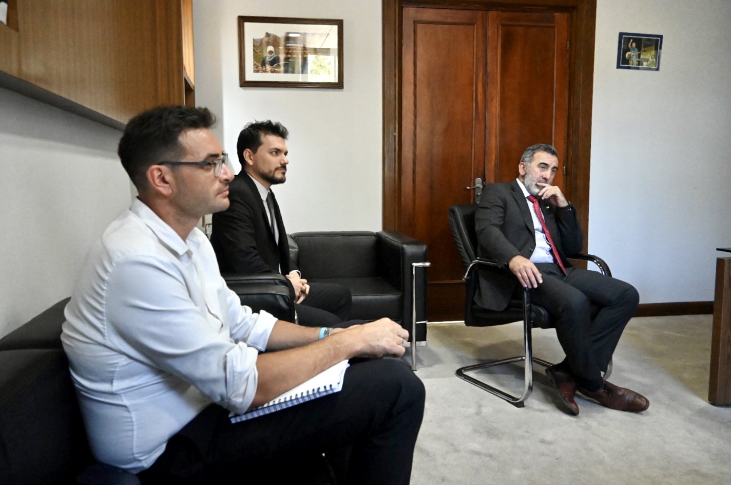 De izq. a der.: integrante de la Secretaría de Relaciones Internacionales y Gobierno Abierto, Martín Clavijo, el Asistente Ejecutivo de la Embajada de Turquía en Uruguay, Mg. Arq. Joaquín Russo, y el Director General de Relaciones Internacionales y Gobierno Abierto, Dr. Edison Lanza, en reunión con el Embajador de Turquía en Uruguay, Hüseyin Müftüoğlu. De izq. a der.: integrante de la Secretaría de Relaciones Internacionales y Gobierno Abierto, Martín Clavijo, el Asistente Ejecutivo de la Embajada de Turquía en Uruguay, Mg. Arq. Joaquín Russo, y el Director General de Relaciones Internacionales y Gobierno Abierto, Dr. Edison Lanza, en reunión con el Embajador de Turquía en Uruguay, Hüseyin Müftüoğlu.