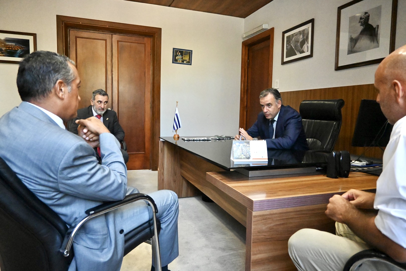 El Intendente Yamandú Orsi recibió al Embajador de Turquía en Uruguay El Intendente Yamandú Orsi recibió al Embajador de Turquía en Uruguay