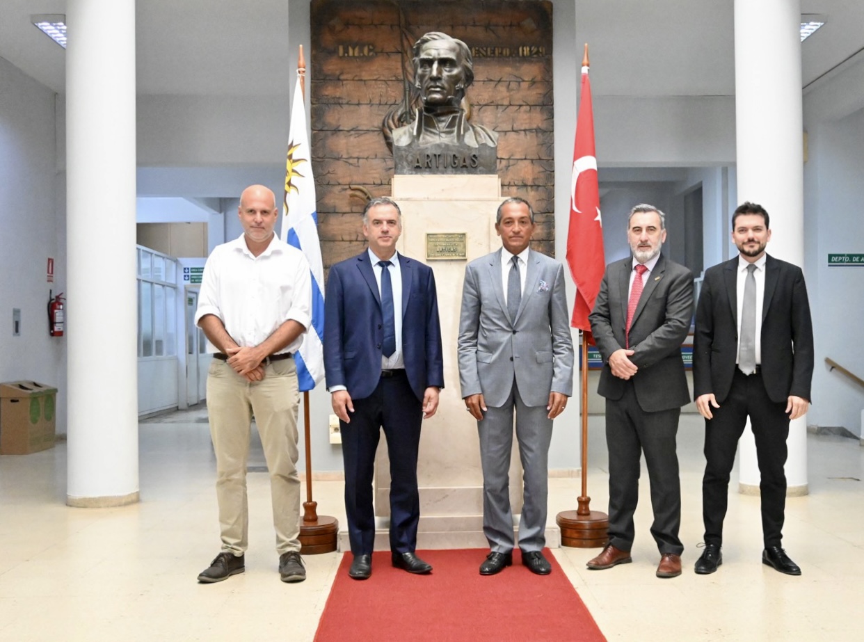 De izq. a der.: Secretario General de la Intendencia de Canelones, Dr. Esc. Francisco Legnani, Intendente de Canelones, Prof. Yamandú Orsi, Embajador de Turquía en Uruguay, Hüseyin Müftüoğlu, Director General de Relaciones Internacionales y Gobierno Abierto, Dr. Edison Lanza, y Asistente Ejecutivo de la Embajada de Turquía en Uruguay, Mg. Arq. Joaquín Russo, en visita del Embajador al departamento para fortalecer el vínculo de cooperación internacional