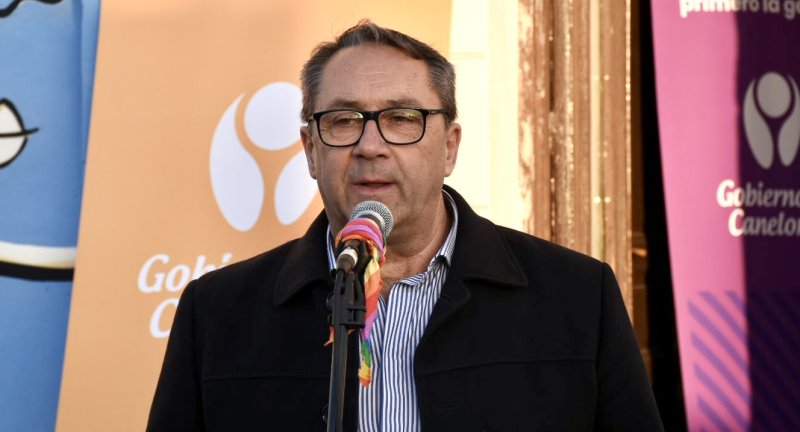 Director de Derechos Humanos del Gobierno de Canelones, Carlos Garolla,en el lanzamiento del Mes de la Diversidad en Santa Lucía Director de Derechos Humanos del Gobierno de Canelones, Carlos Garolla, en el lanzamiento del Mes de la Diversidad en Santa Lucía