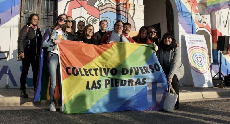Integrantes del colectivo Diverso Las Piedras, en el lanzamiento del Mes de la Diversidad en Santa Lucía Integrantes del colectivo Diverso Las Piedras, en el lanzamiento del Mes de la Diversidad en Santa Lucía