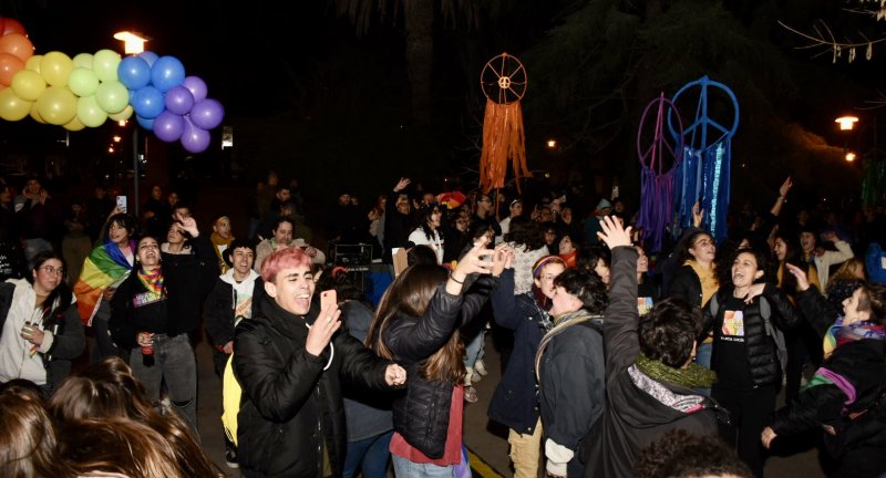 Canelones celebró el comienzo del Mes de la Diversidad y se desarrolló la primera marcha del mes en la ciudad de Santa Lucía Canelones celebró el comienzo del Mes de la Diversidad y se desarrolló la primera marcha del mes en la ciudad de Santa Lucía