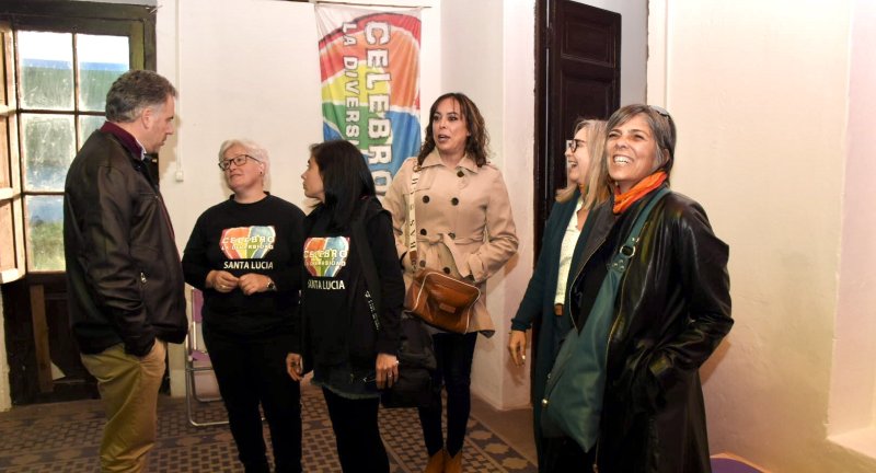 Intendente de Canelones, Prof. Yamandú Orsi, la Pro Secretaria General, Lic. Silvana Nieves e integrantes del colectivo Celebro la Diversidad, en el lanzamiento del Mes de la Diversidad en Santa Lucía Intendente de Canelones, Prof. Yamandú Orsi, la Pro Secretaria General, Lic. Silvana Nieves e integrantes del colectivo Celebro la Diversidad, en el lanzamiento del Mes de la Diversidad en Santa Lucía