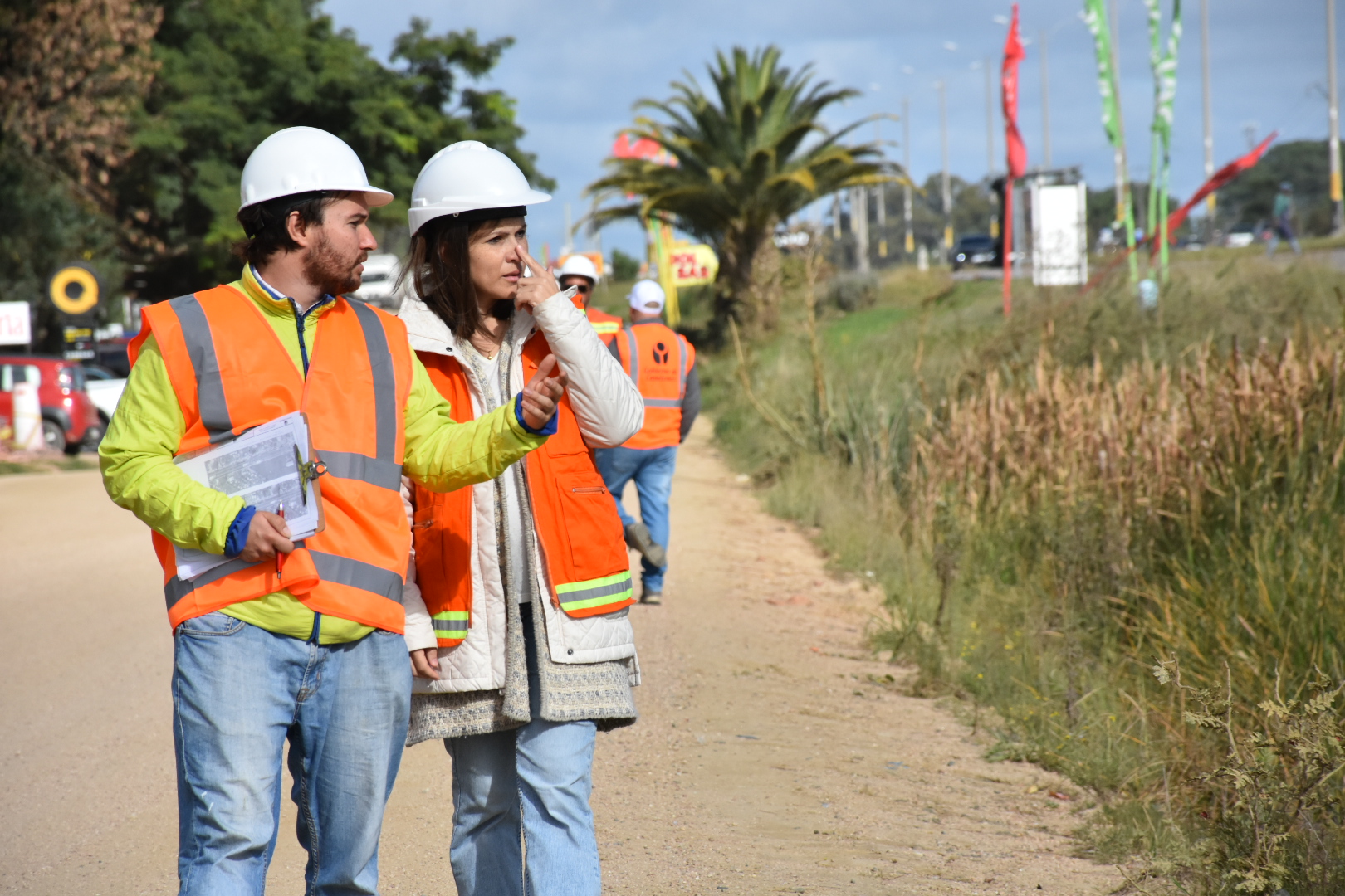 Ing. Laura Morales observando problemática vinculada al drenaje pluvial Ing. Laura Morales observando problemática vinculada al drenaje pluvial