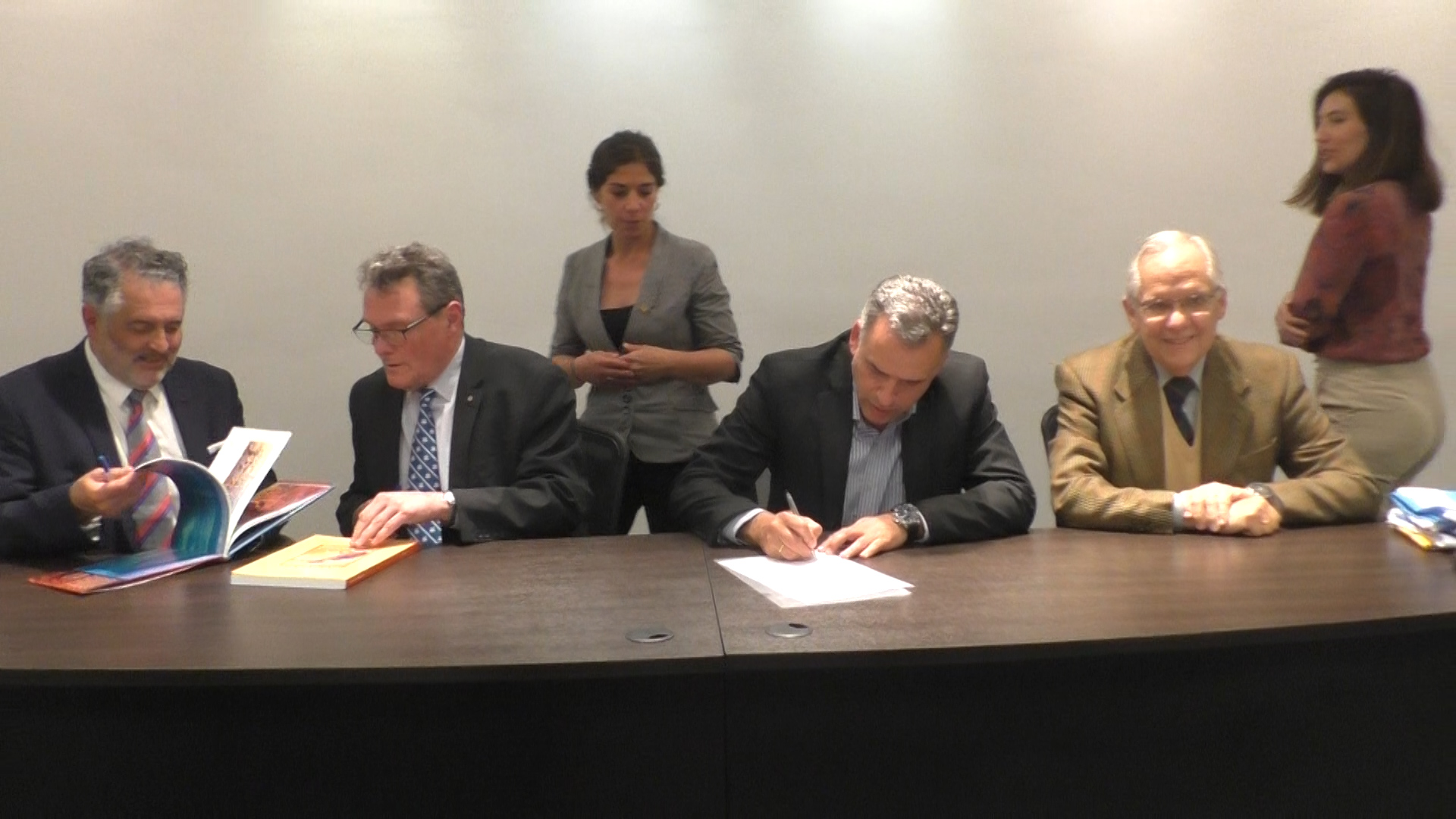 Intendente de Canelones, Prof. Yamandú Orsi, firma acuerdo Intendente de Canelones, Prof. Yamandú Orsi, firma acuerdo