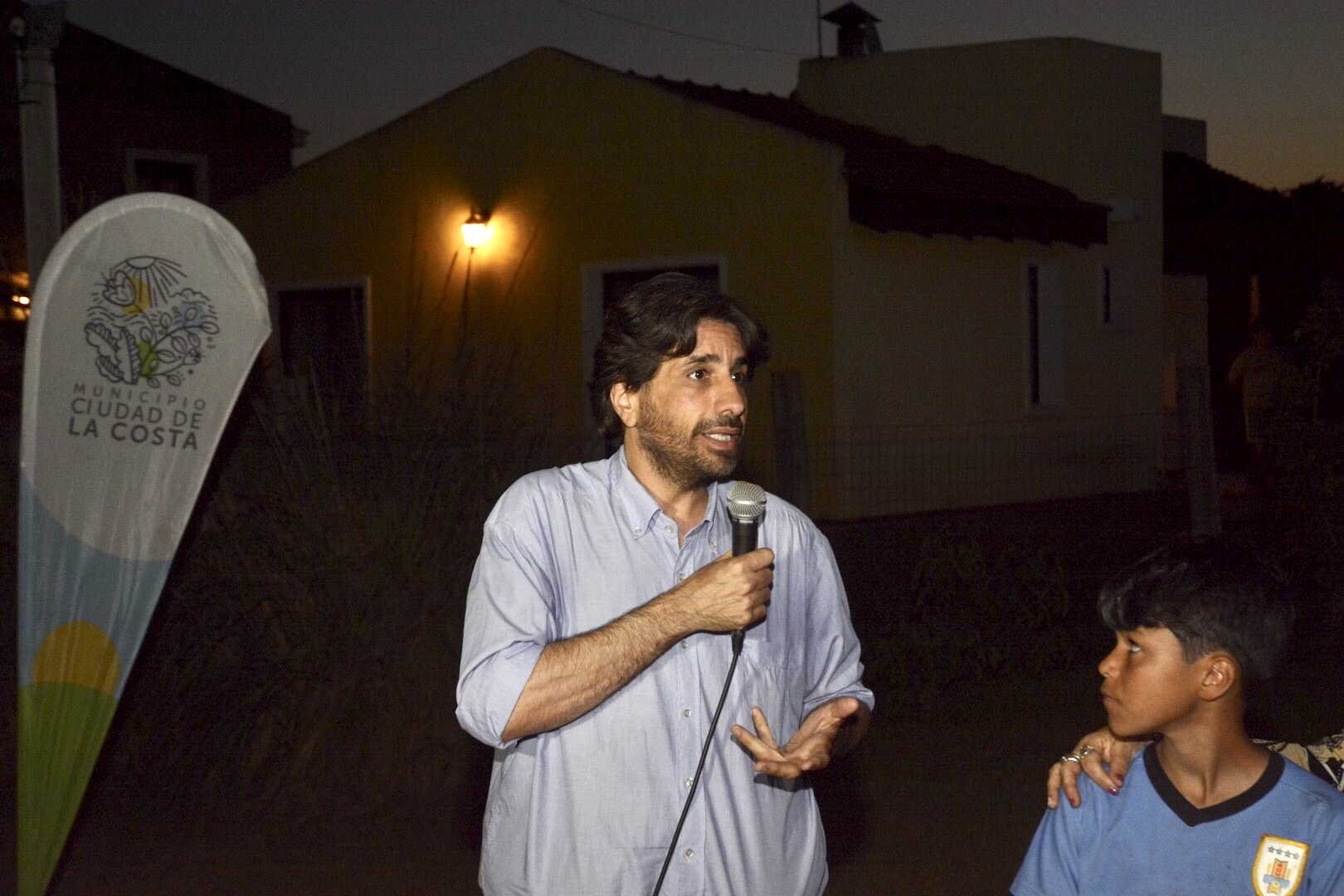 Intendente de Canelones en funciones, Marcelo Metediera, en inauguración de luminarias en El Pinar