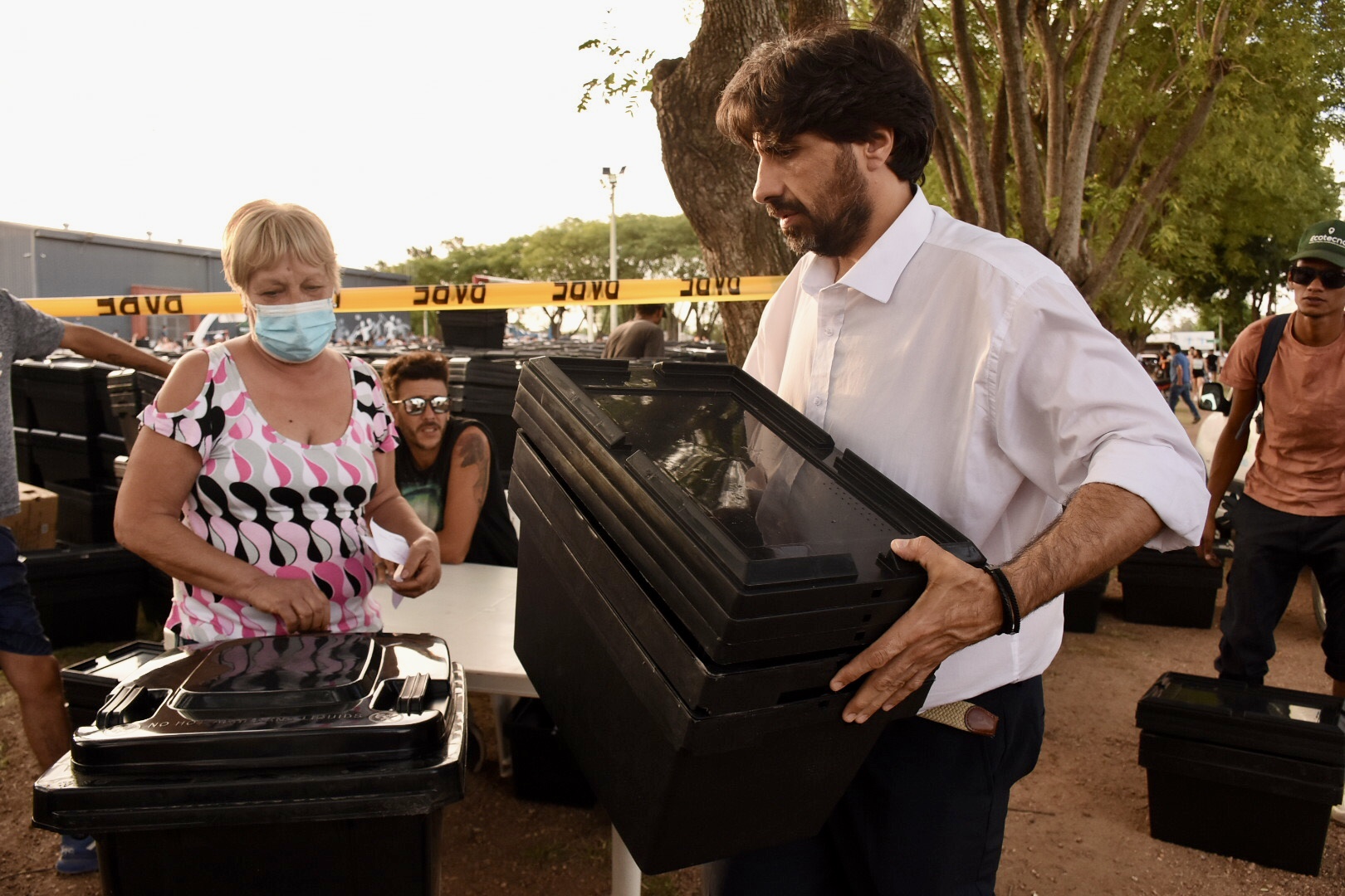 Intendente interino de Canelones, Marcelo Metediera, en entrega de más de 2000 contenedores en el Municipio de Suárez