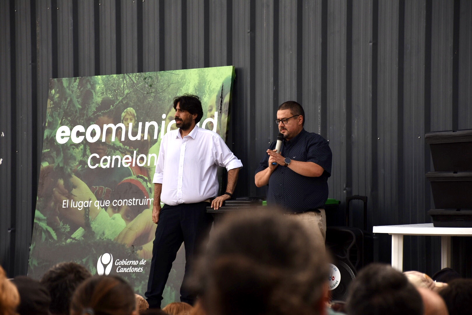 Intendente interino de Canelones, Marcelo Metediera, y Director General de Gestión Ambiental de la Intendencia, Leonardo Herou, en entrega de más de 2000 contenedores en Suárez