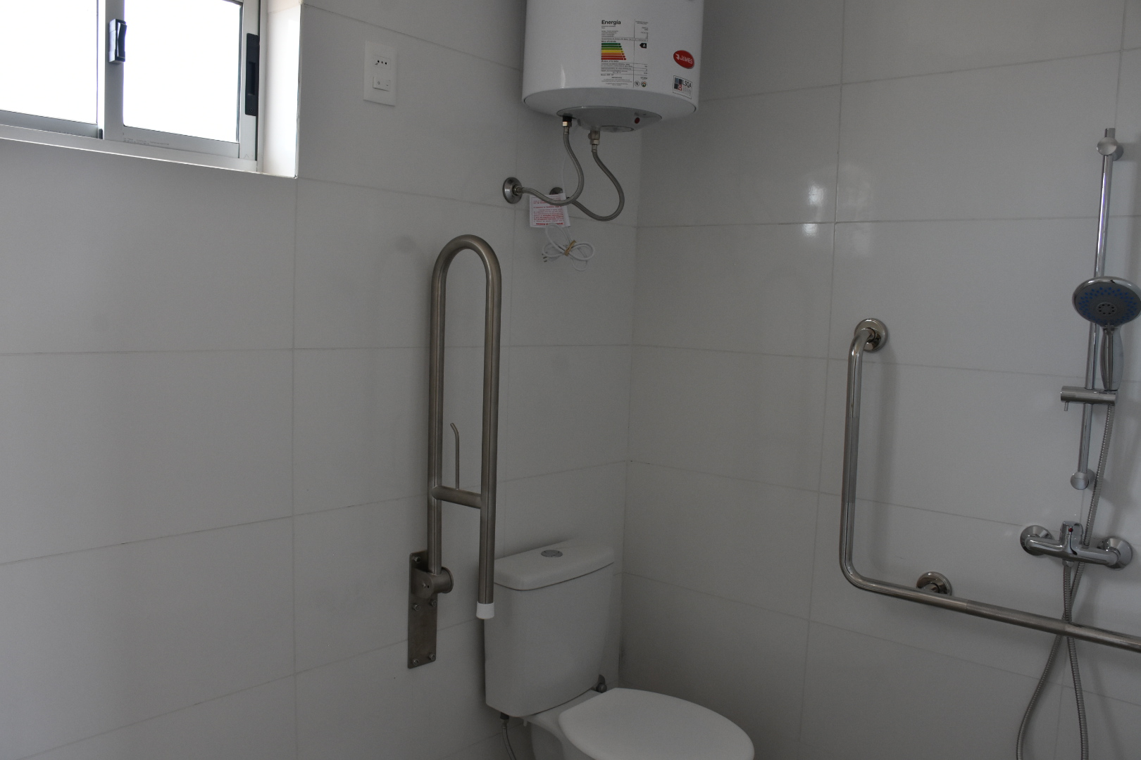 Interior vivienda entregada en Grito de Asencio con baño adaptado Interior vivienda entregada en Grito de Asencio con baño adaptado