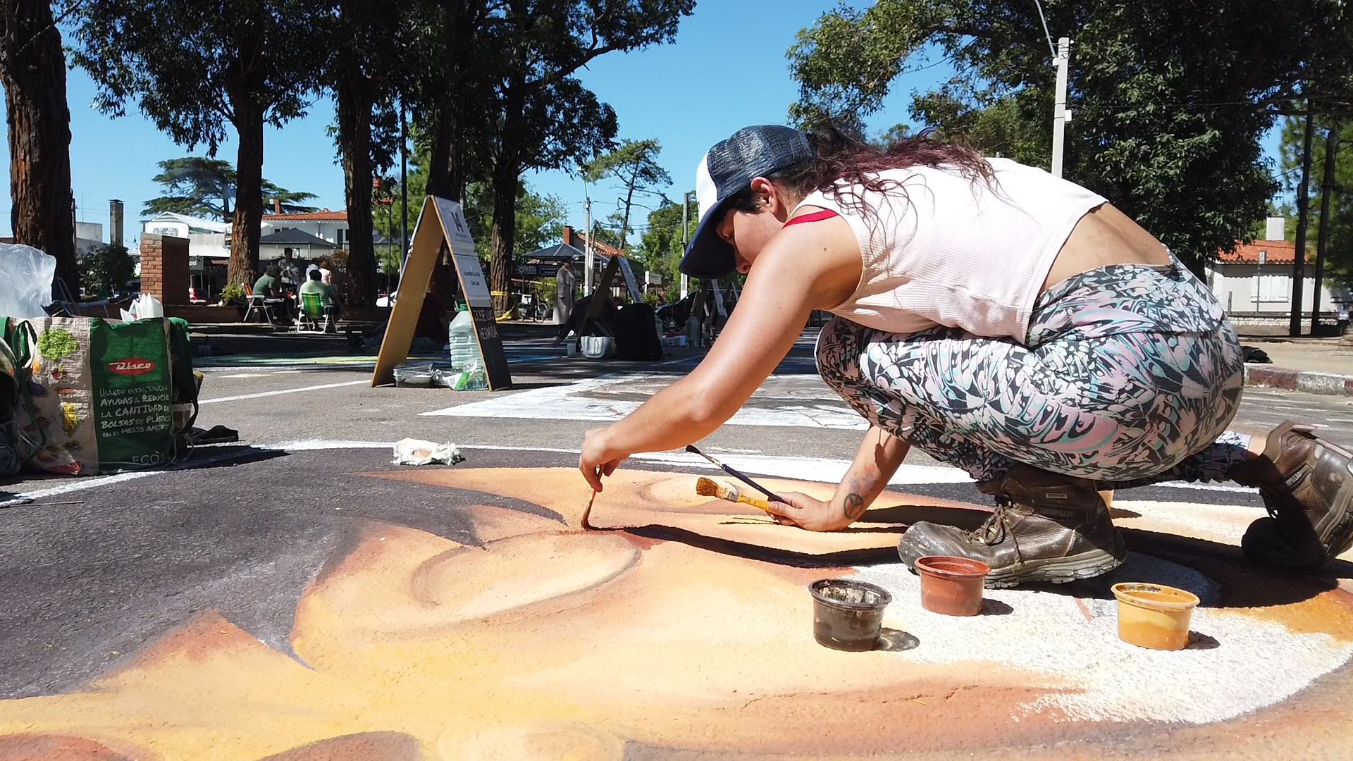 El arte callejero en tiza volvió a copar una de las calles principales de Atlántida El arte callejero en tiza volvió a copar una de las calles principales de Atlántida