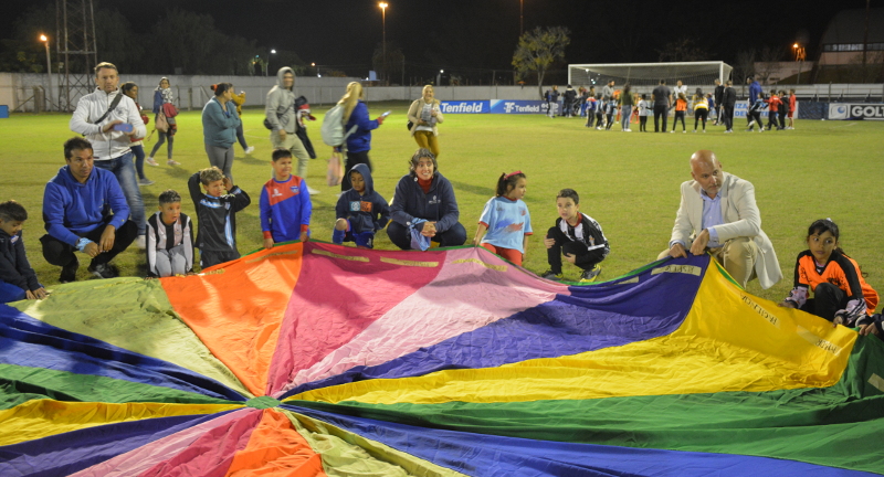 El Secretario General de la Intendencia, Francisco Legnani, junto a niños, niñas y familias de Canelones en el lanzamiento del proyecto Un gol por la convivencia en el fútbol infantil realizado en el Estadio Eduardo Martínez Monegal. El Secretario General de la Intendencia, Francisco Legnani, junto a niños, niñas y familias de Canelones en el lanzamiento del proyecto Un gol por la convivencia en el fútbol infantil realizado en el Estadio Eduardo Martínez Monegal.