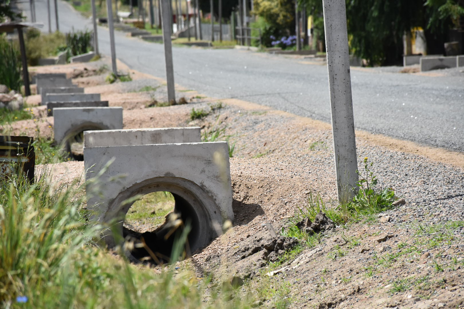 Las obras comprenden drenajes, limpieza de cunetas, colocación de caños y alcantarillas Las obras comprenden drenajes, limpieza de cunetas, colocación de caños y alcantarillas