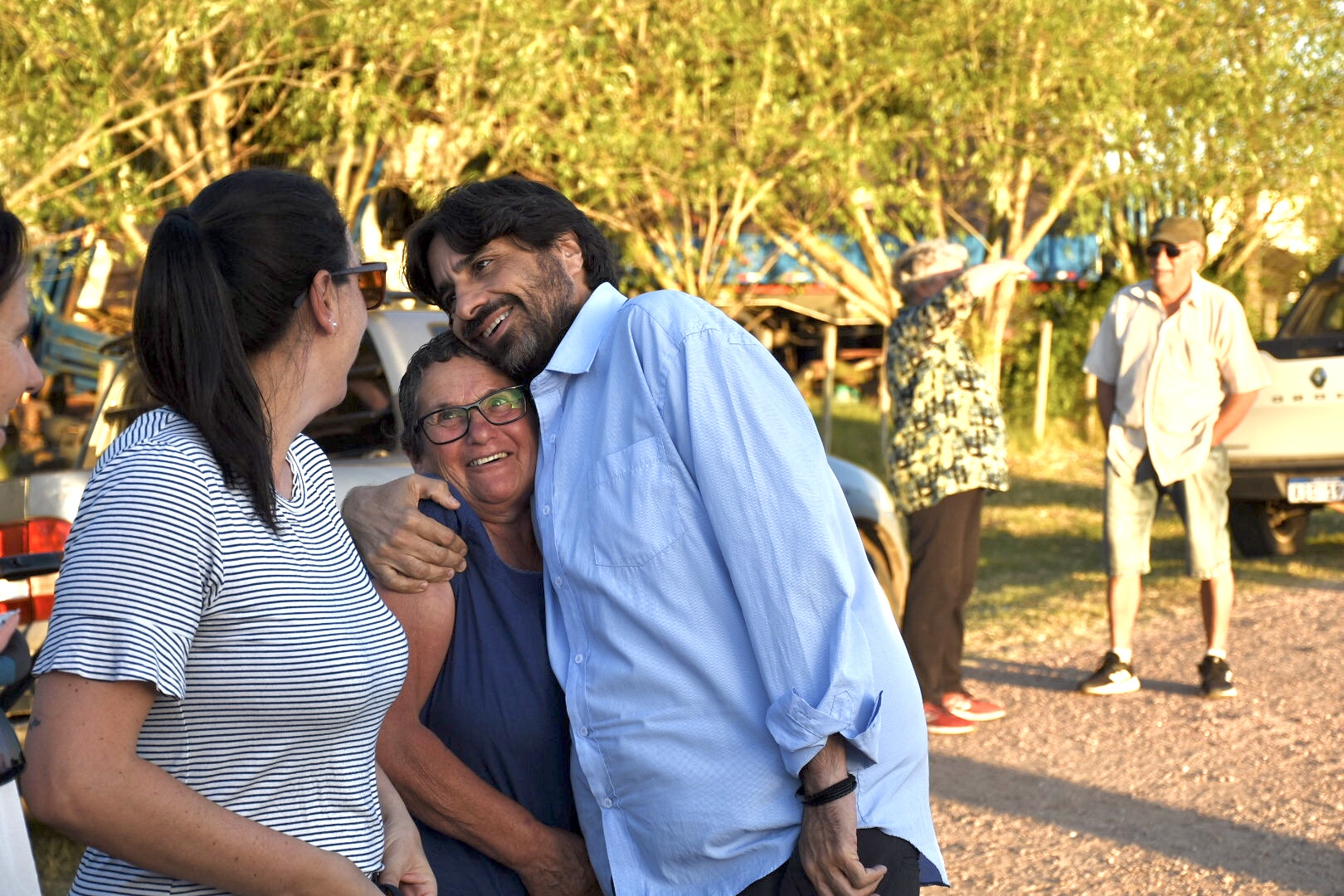 Marcelo Metediera, Intendente en funciones de Canelones, junto a vecinas de Santa Rosa en la inauguración del Parque Gulla. Marcelo Metediera, Intendente en funciones de Canelones, junto a vecinas de Santa Rosa en la inauguración del Parque Gulla.
