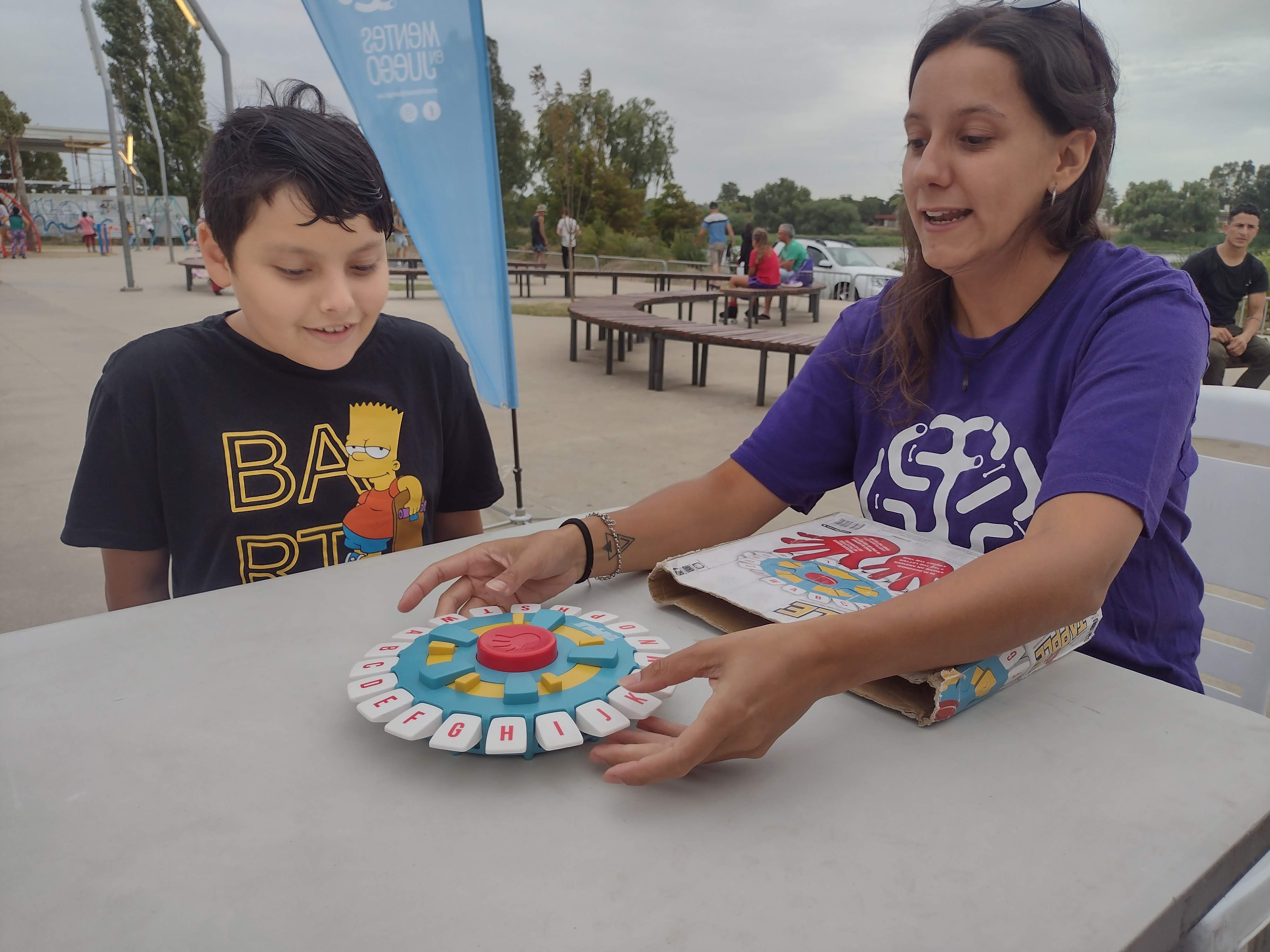 Gracias al ciclo Vamos a la plaza decenas de personas se juntaron para jugar juegos de mesa no tradicionales