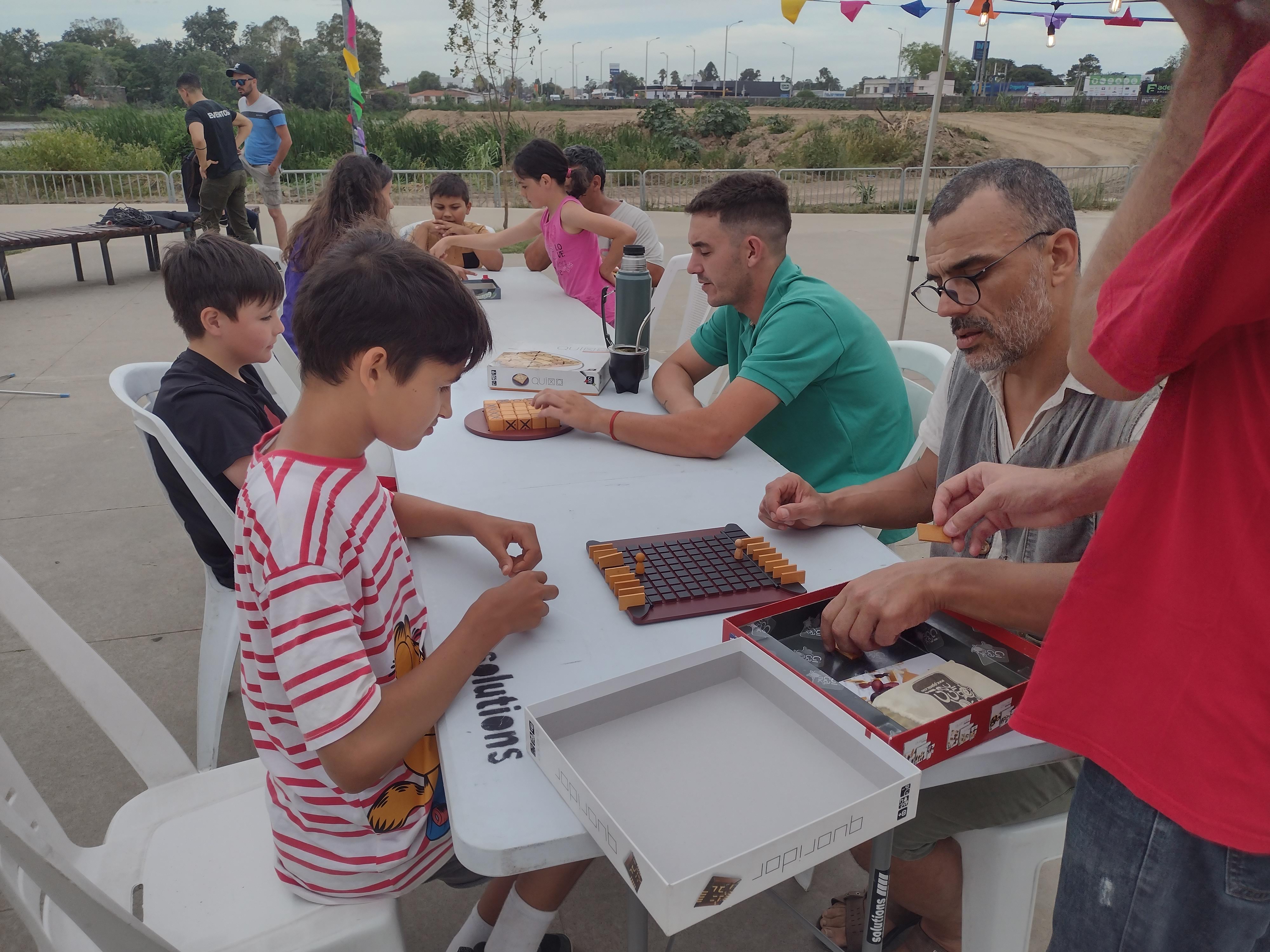 Gracias al ciclo Vamos a la plaza decenas de personas se juntaron para jugar juegos de mesa no tradicionales