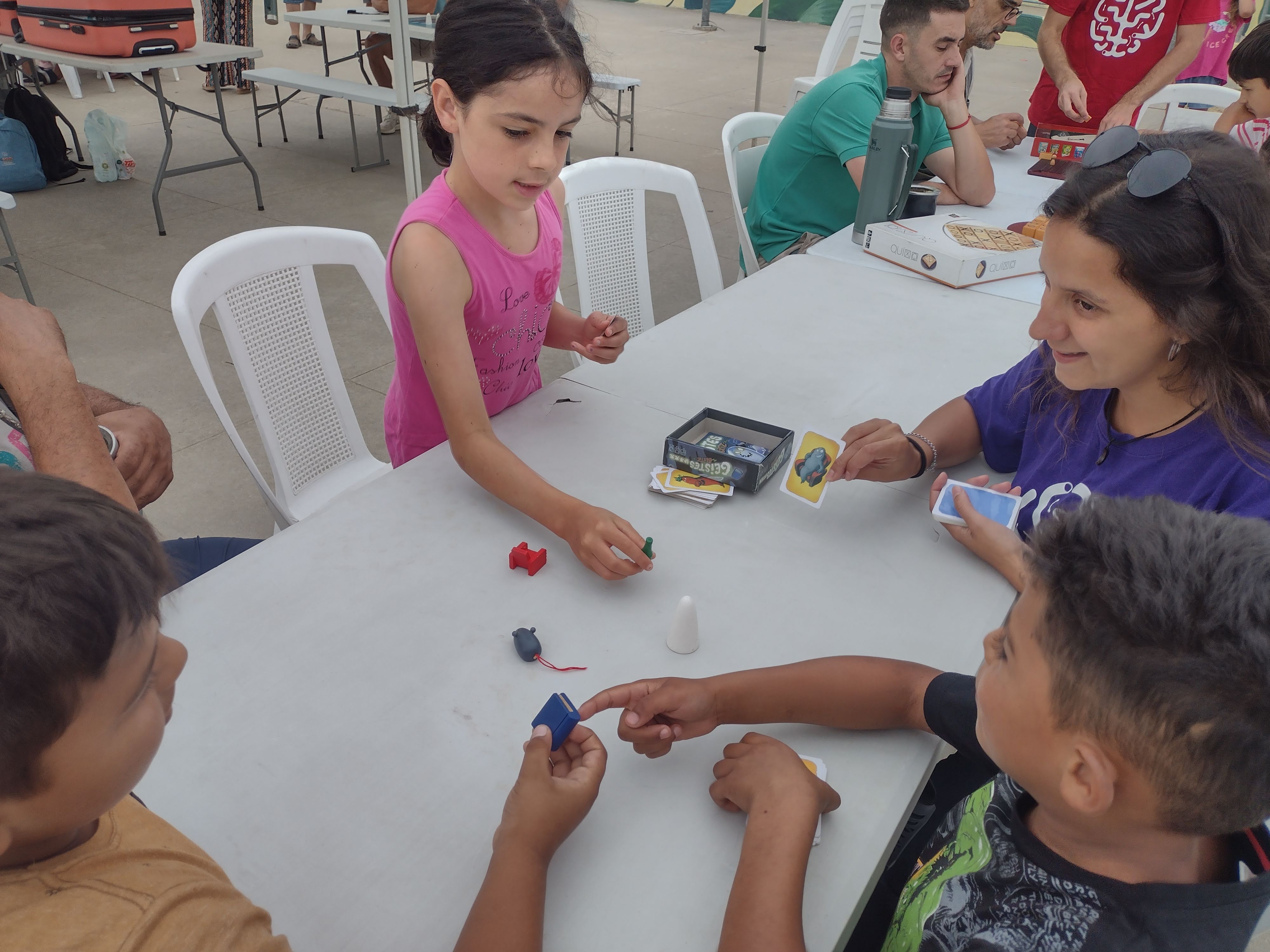 Gracias al ciclo Vamos a la plaza decenas de personas se juntaron para jugar juegos de mesa no tradicionales Gracias al ciclo Vamos a la plaza decenas de personas se juntaron para jugar juegos de mesa no tradicionales