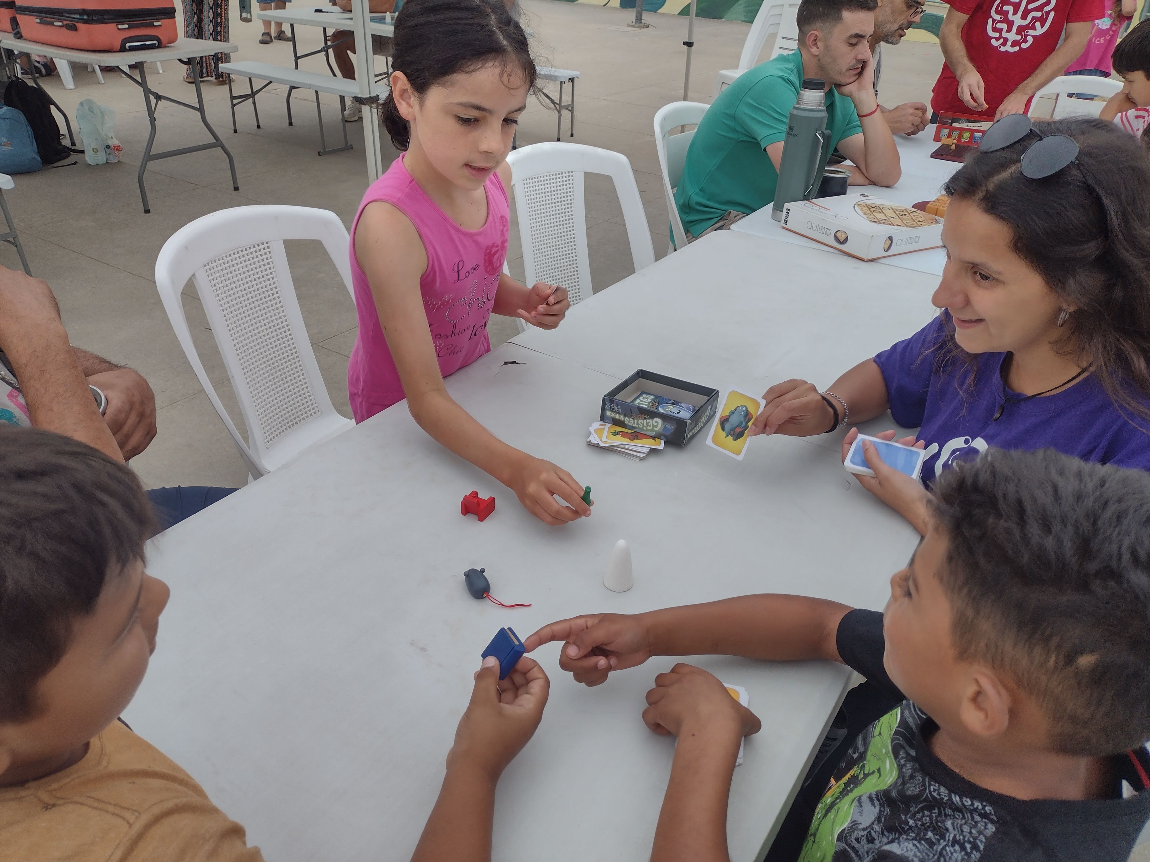 Gracias al ciclo Vamos a la plaza decenas de personas se juntaron para jugar juegos de mesa no tradicionales