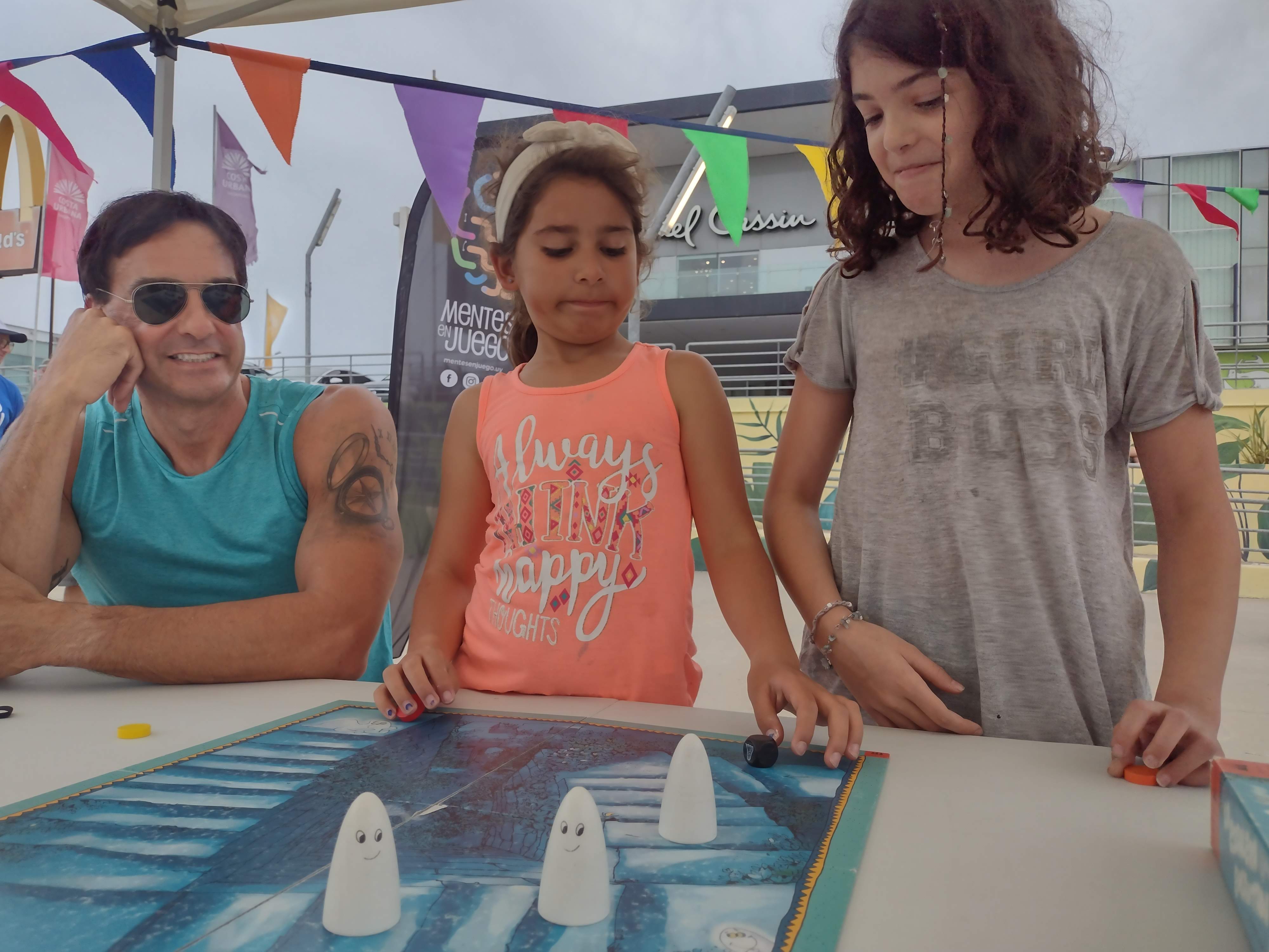 Gracias al ciclo Vamos a la plaza decenas de personas se juntaron para jugar juegos de mesa no tradicionales