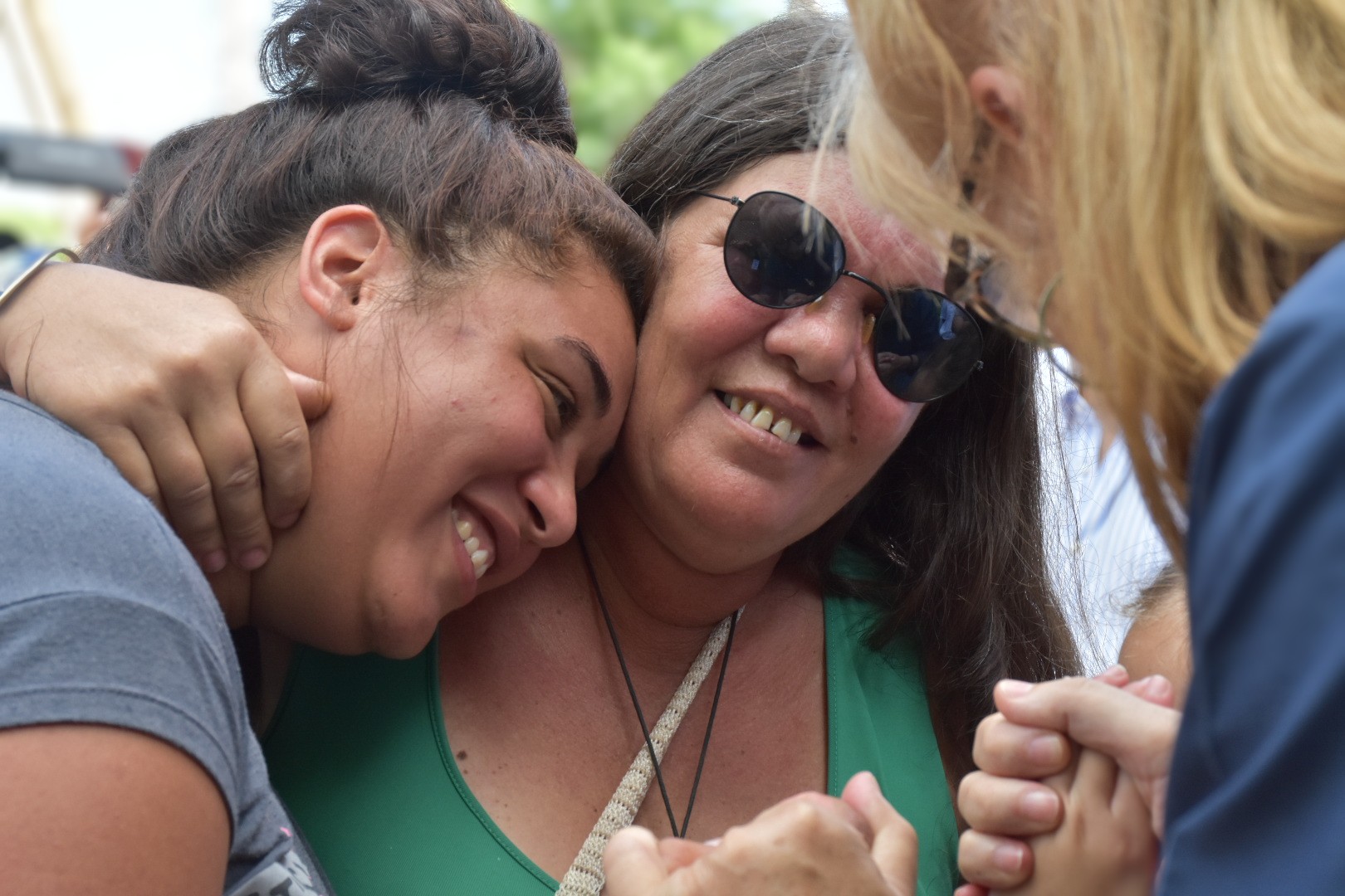 Momentos de emoción vividos durante la firma de la adjudicación de vivienda