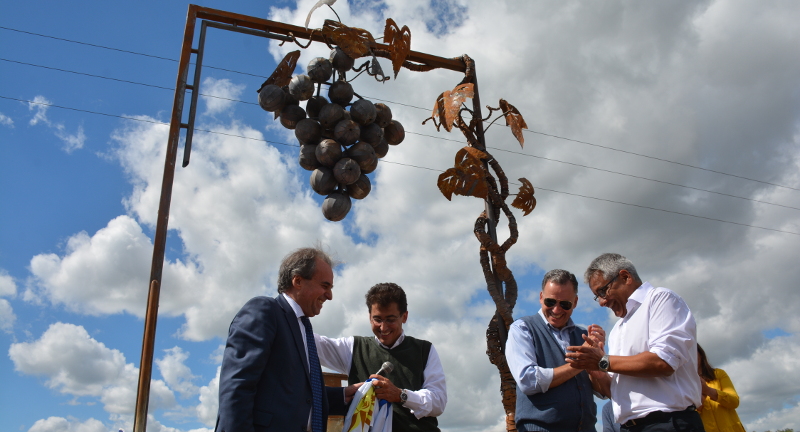 Autoridades de izquierda a derecha: Subsecretario del Ministerio de Turismo, Remo Monzeglio, Presidente del Instituo Histórico de Juanicó, Fernando Lúquez,  Intendente de Canelones, Yamandú Orsi, y Alcalde del Municipio de Canelones, Darío Pimienta, en la inauguración del monumento a la familia vitivinícola en Juanicó.