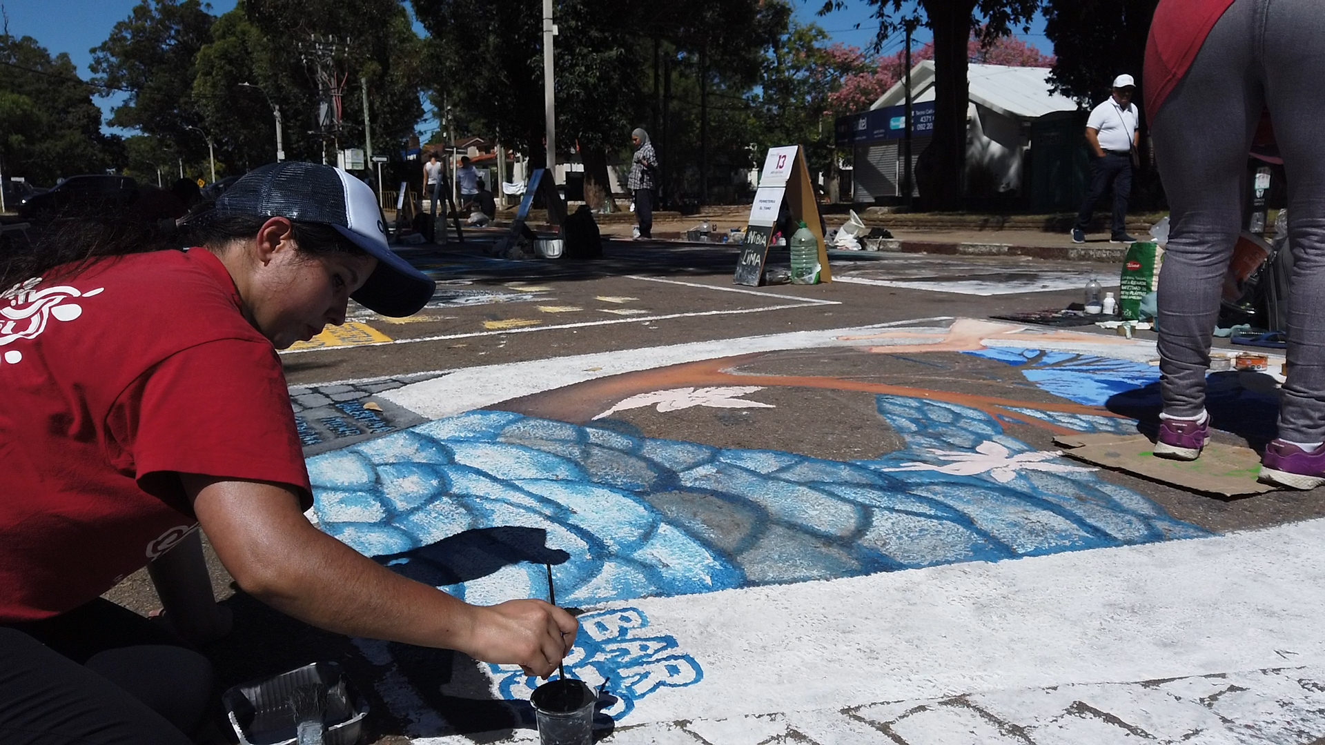El arte callejero en tiza volvió a copar una de las calles principales de Atlántida El arte callejero en tiza volvió a copar una de las calles principales de Atlántida