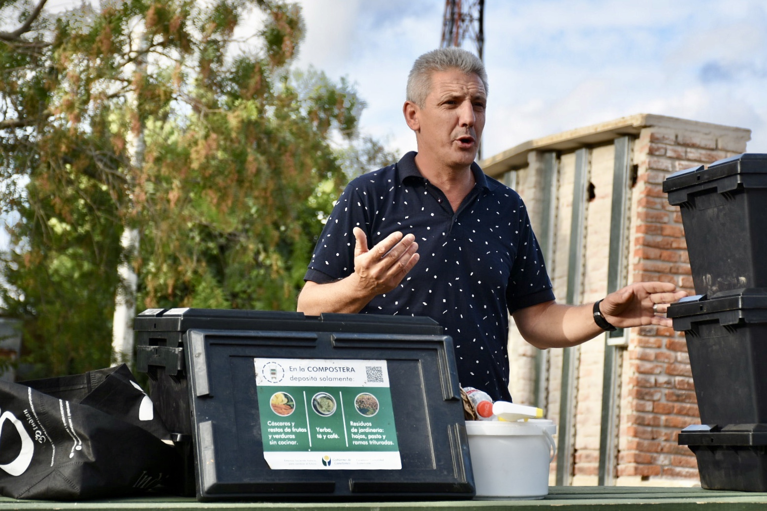 Nicolás Rodríguez, técnico de Gestión Ambiental, en la entrega de contenedores y composteras en Empalme Olmos. Nicolás Rodríguez, técnico de Gestión Ambiental, en la entrega de contenedores y composteras en Empalme Olmos.