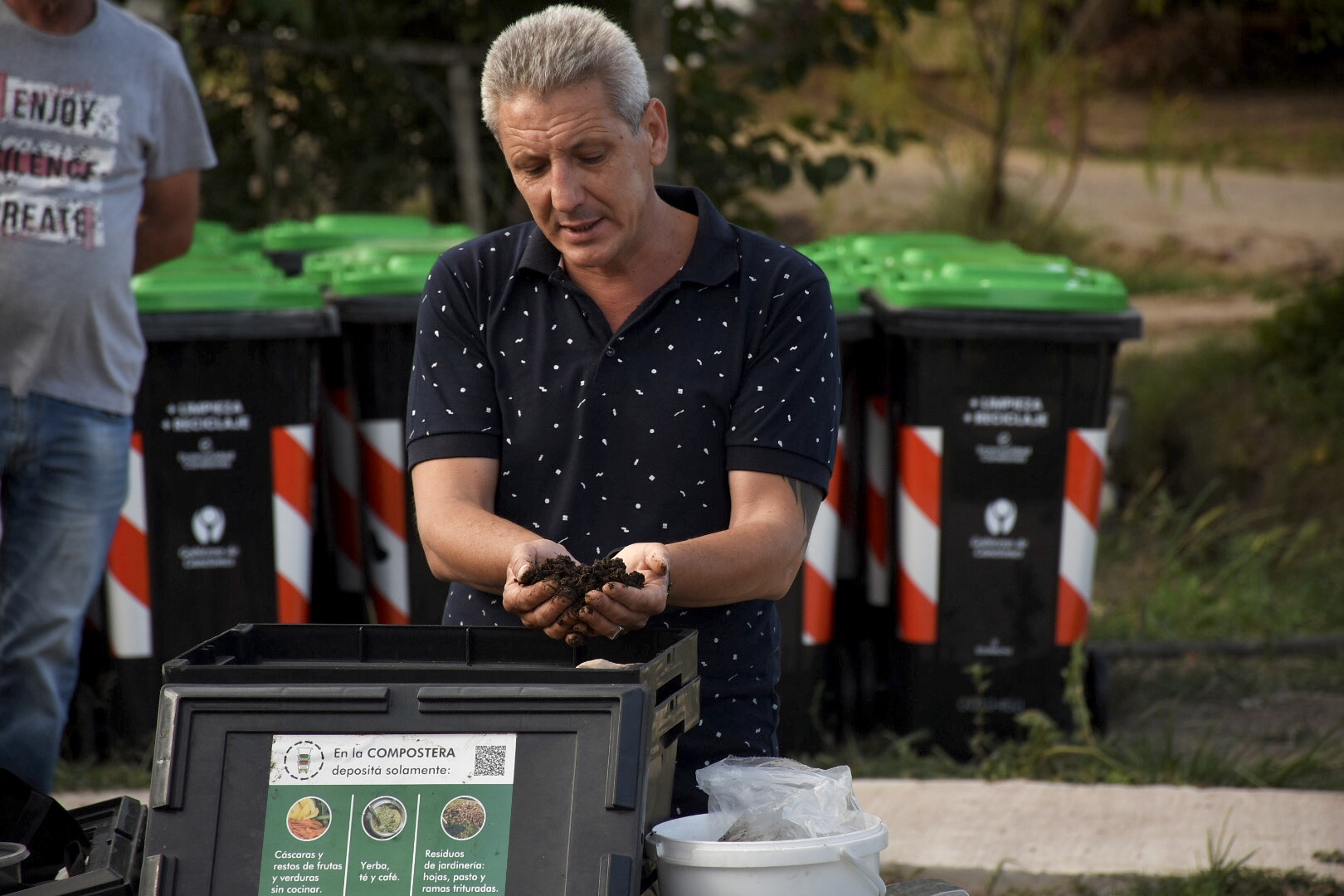 Nicolás Rodríguez, técnico de Gestión Ambiental, en la entrega de contenedores y composteras en Empalme Olmos Nicolás Rodríguez, técnico de Gestión Ambiental, en la entrega de contenedores y composteras en Empalme Olmos