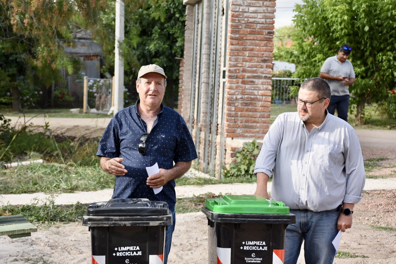Alcalde interino de Empalme Olmos, Luis Parodi, y el Director General de Gestión Ambiental, Leonardo Herou, en la entrega de contenedores y composteras en Empalme Olmos Alcalde interino de Empalme Olmos, Luis Parodi, y el Director General de Gestión Ambiental, Leonardo Herou, en la entrega de contenedores y composteras en Empalme Olmos