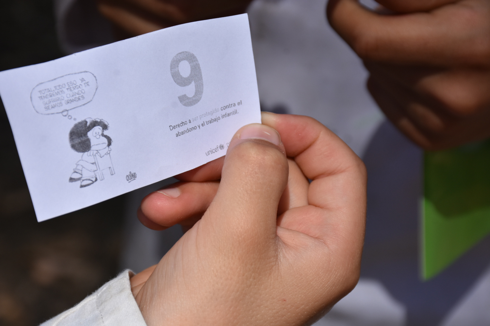 Niño muestra en un papel el Derecho a ser protegido Niño muestra en un papel el Derecho a ser protegido
