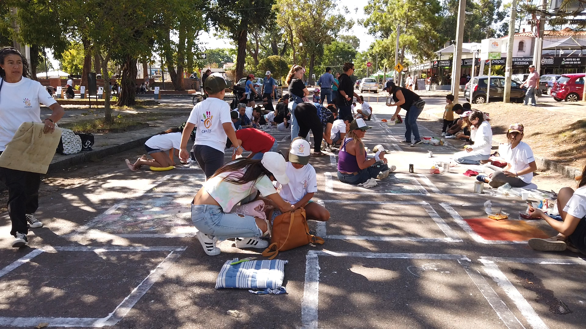 El arte callejero en tiza volvió a copar una de las calles principales de Atlántida El arte callejero en tiza volvió a copar una de las calles principales de Atlántida