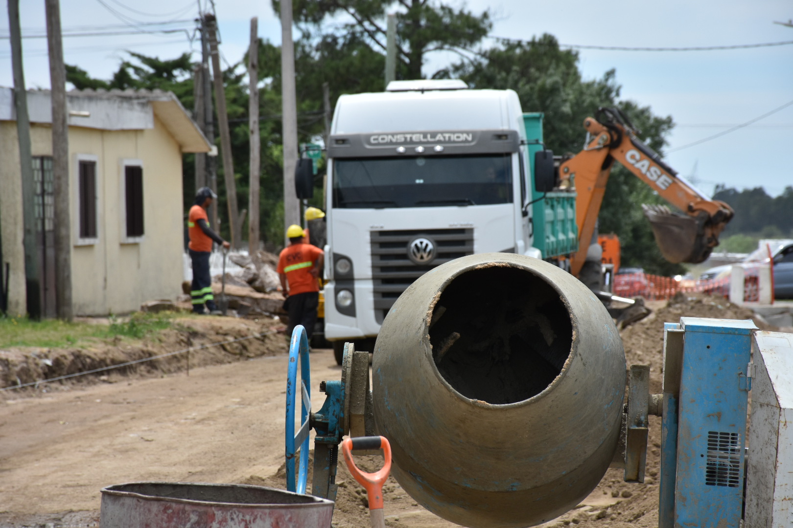 Obreros trabajan en conformación de cordón cuneta