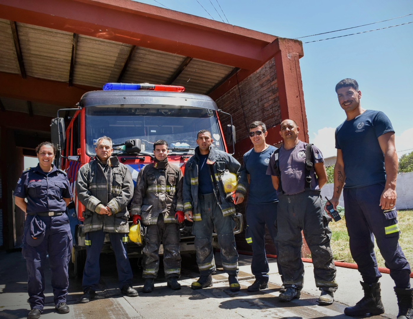 Parte del equipo del Destacamento de Bomberos de Solymar Parte del equipo del Destacamento de Bomberos de Solymar