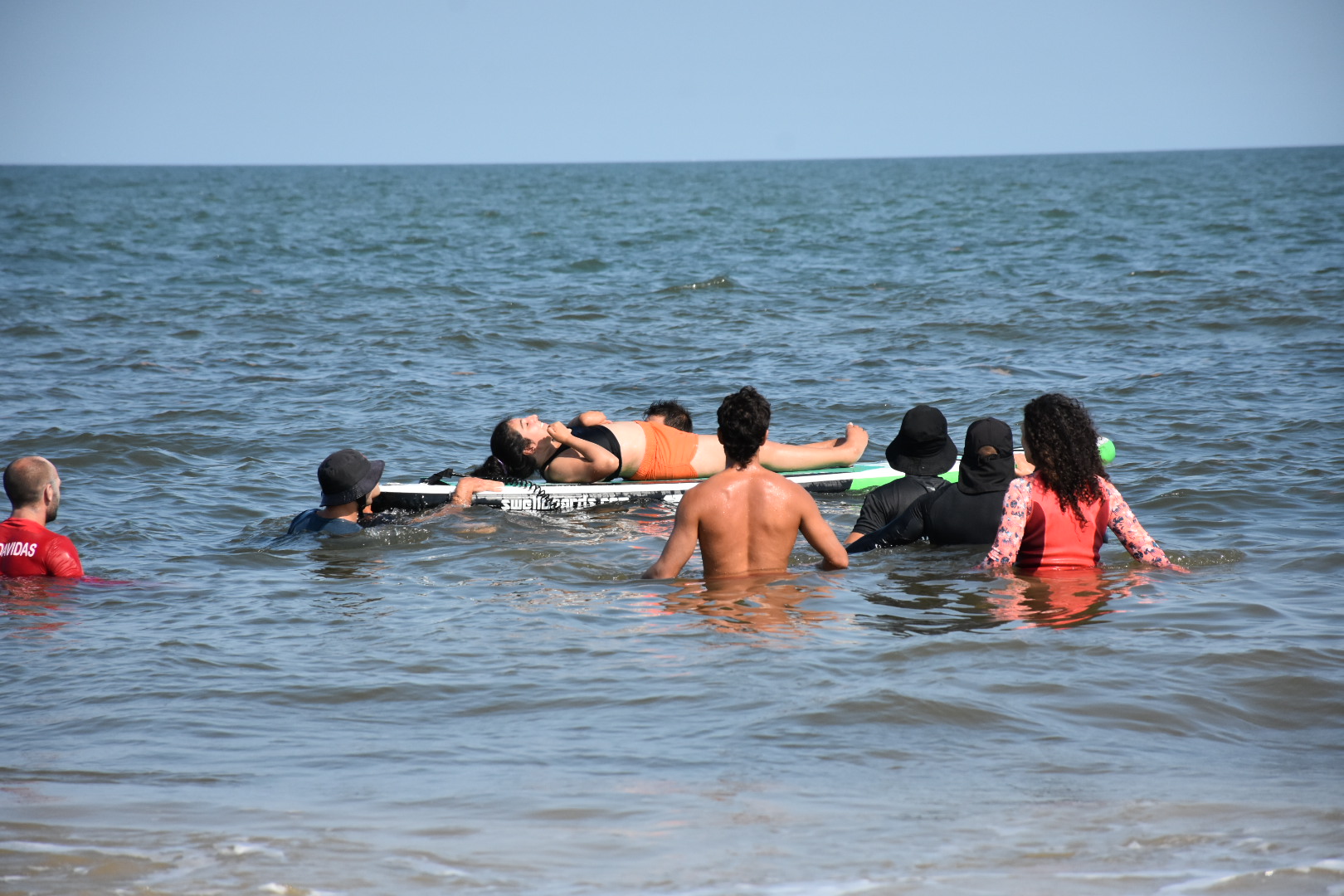 Participante de surfing adaptado junto a profesores de la Dir. Gral de Deportes y referentes de las escuelas de surf de Canelones Participante de surfing adaptado junto a profesores de la Dir. Gral de Deportes y referentes de las escuelas de surf de Canelones
