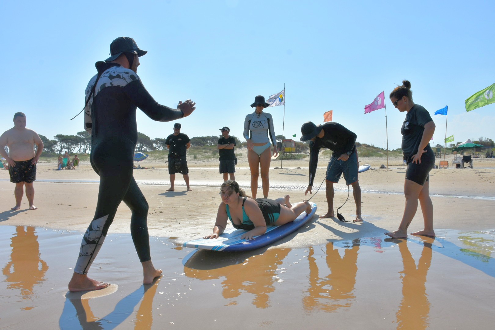 Participante de Surfing canario Mar al Alcance en maniobras previas al ingreso al agua Participante de Surfing canario Mar al Alcance en maniobras previas al ingreso al agua