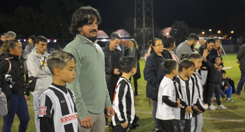 El Coordinador del Gabinete Institucional, Pedro Irigoin, en el lanzamiento del proyecto Un gol por la convivencia en el fútbol infantil realizado en el Estadio Eduardo Martínez Monegal. El Coordinador del Gabinete Institucional, Pedro Irigoin, en el lanzamiento del proyecto Un gol por la convivencia en el fútbol infantil realizado en el Estadio Eduardo Martínez Monegal.