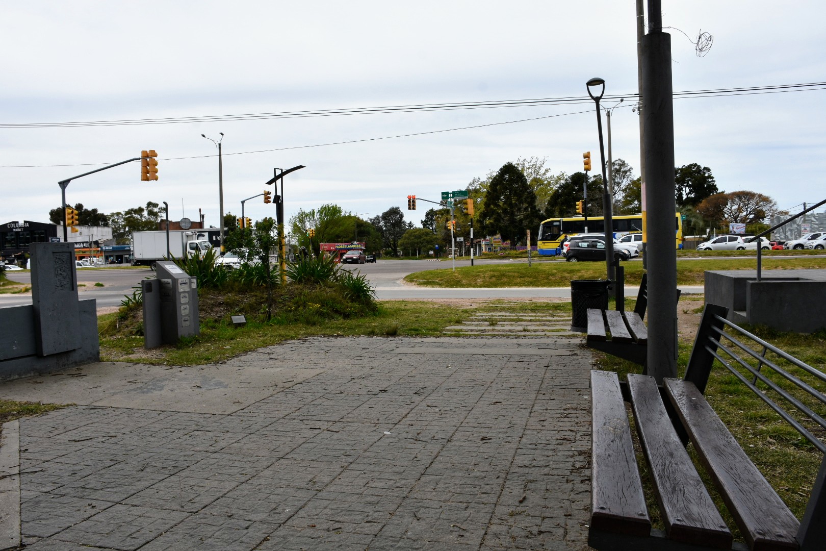 Plaza Zelmar Michelini se ubica en Becú y Avda. Giannattasio Plaza Zelmar Michelini se ubica en Becú y Avda. Giannattasio
