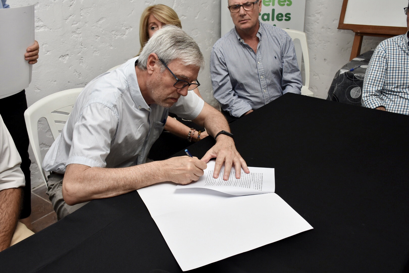 Presidente de OSE, Raúl Montero, en la firma de convenio tripartito entre la Intendencia de Canelones, OSE y la comisión de vecinos y vecinas de Canelón Chico Presidente de OSE, Raúl Montero, en la firma de convenio tripartito entre la Intendencia de Canelones, OSE y la comisión de vecinos y vecinas de Canelón Chico