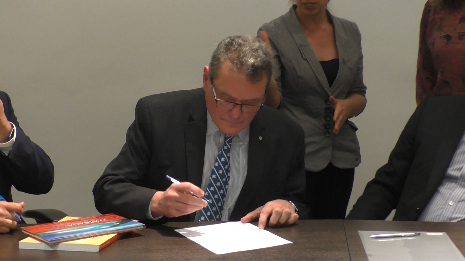 Prof. Germán Spangenberg en la firma del acuerdo Prof. Germán Spangenberg en la firma del acuerdo